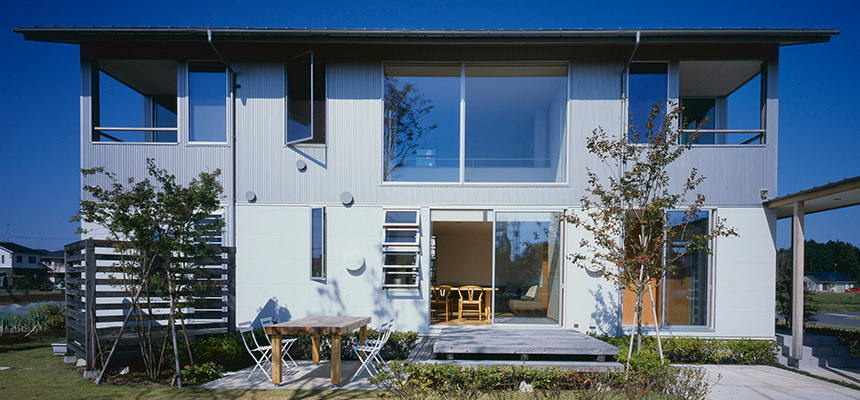 パッシブデザインの権威 小玉祐一郎先生による設計・監修。窓開口部に特徴。自然と共生する暮らしが、住む人に優しい。